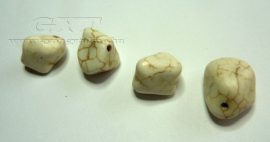Fehér márványos kavics alakú gyöngy