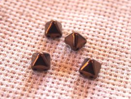Pyramid - 6mm kétlyukú piramis gyöngy - Lüszteres bronz